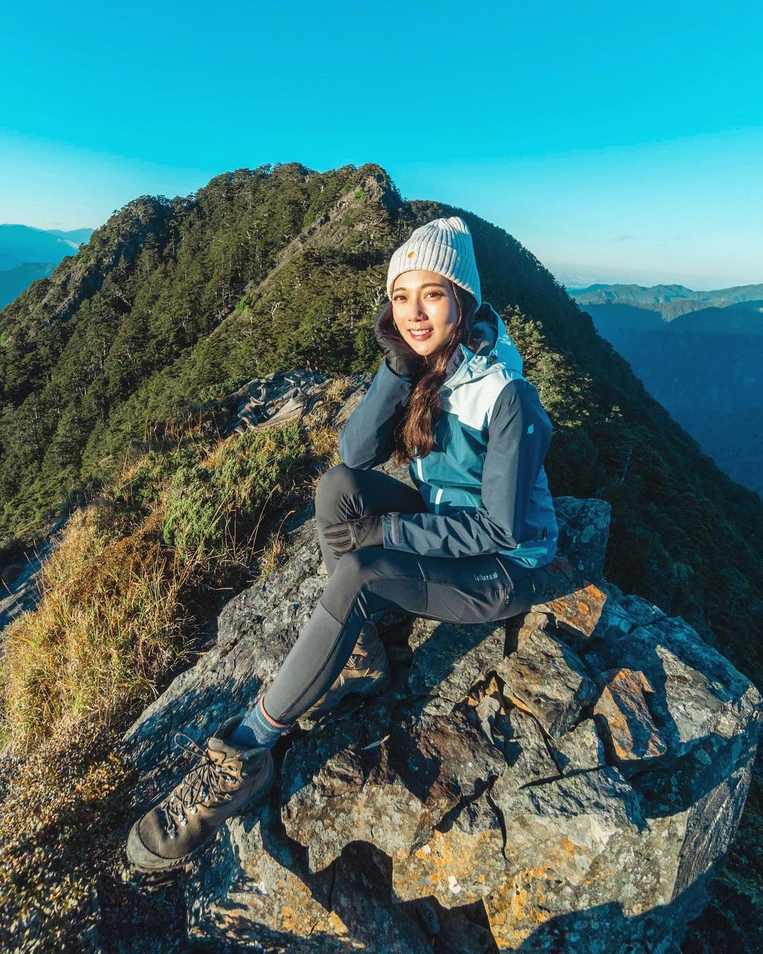 Mountain-Hiking-Girl iYoP1ru.jpg