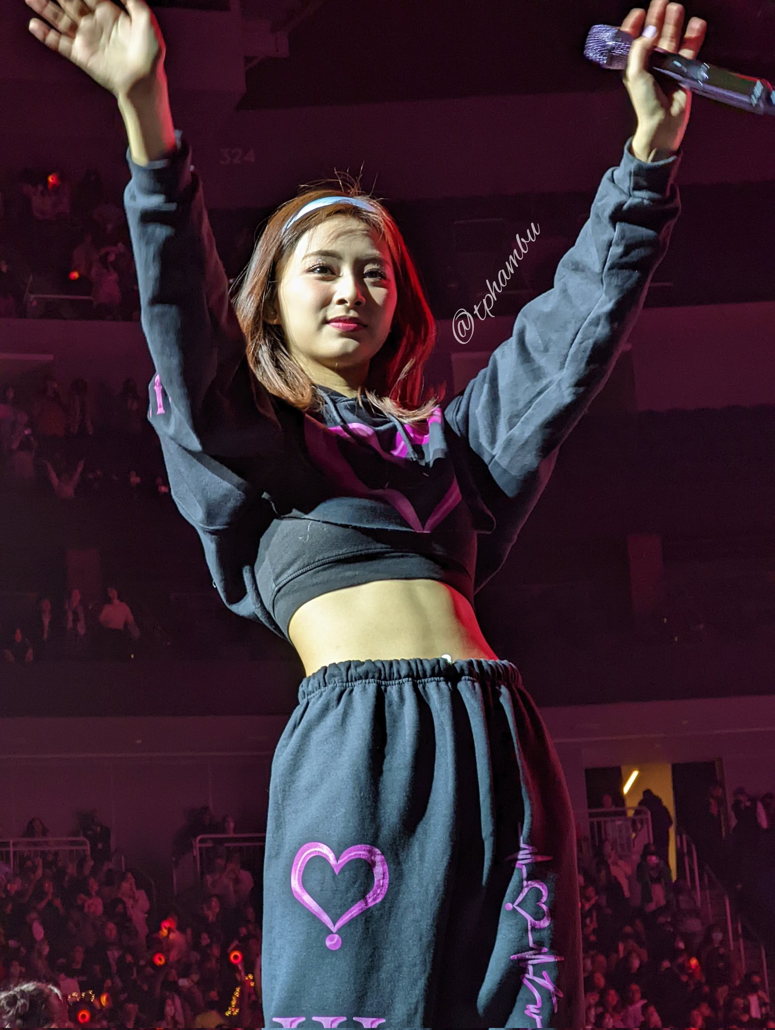 Tzuyu-(22)-Twice-In-New-York-2022-4th-tour-Fit-ABS.jpg
