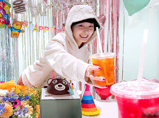 Tzuyu-Cheers-Soft-Drinks-with-Staff-2022-06-14-Vlive.gif