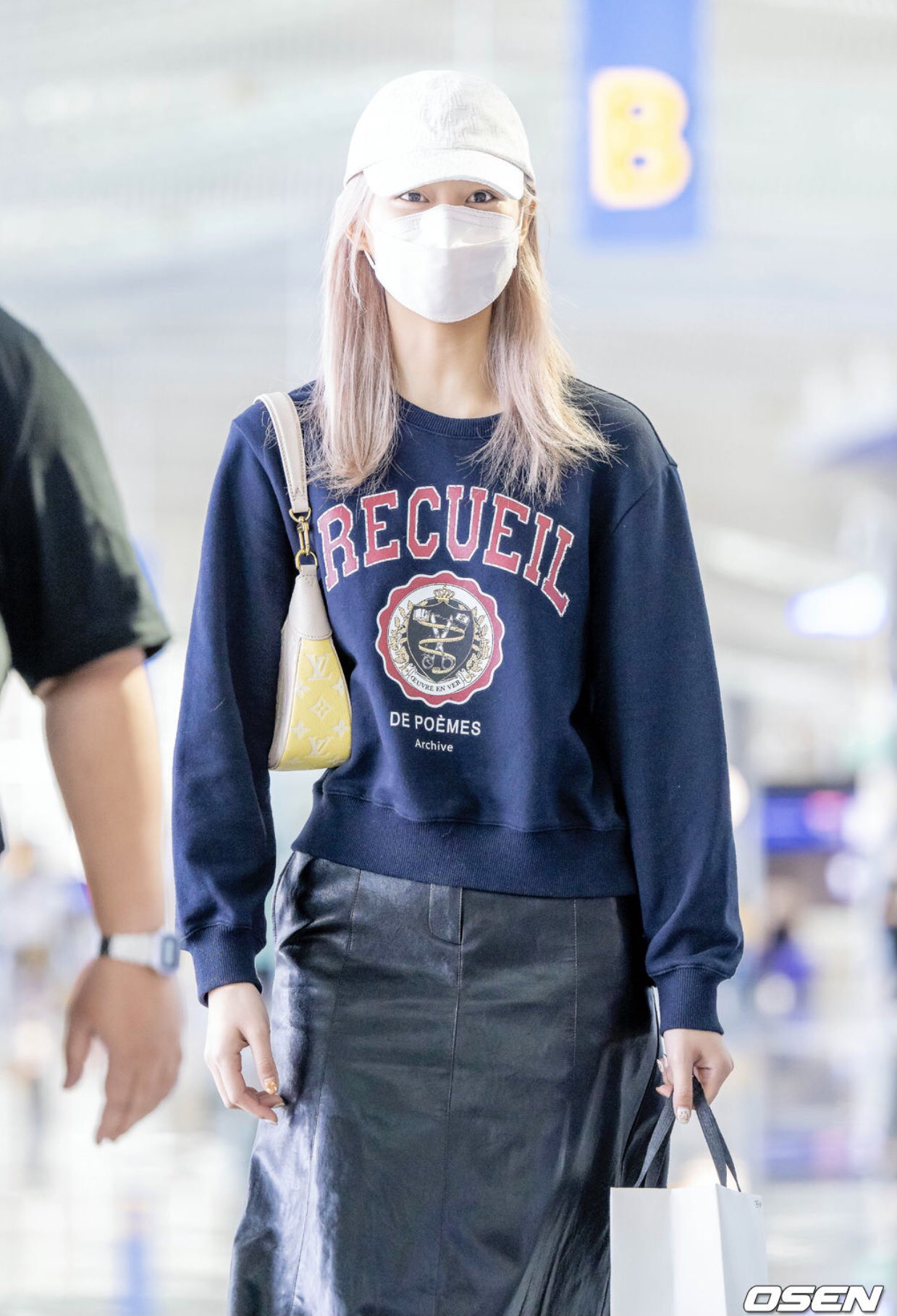 Tzuyu-airport-2022-09-09-Outfit-ZooC-LV-bag-3.jpg