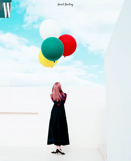 (Ballon Girl GIRL) Tzuyu in Tory Burch @ WKorea Magzine 2022-09-15.gif