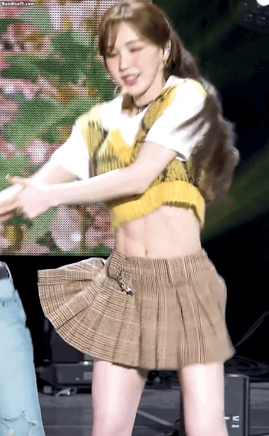 (Red Velvet) Wendy-Dance-with-her-abs.gif